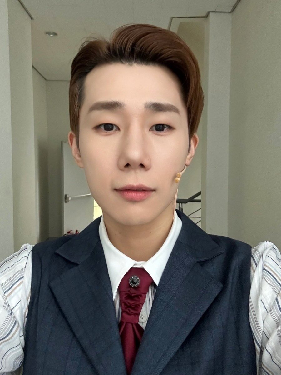 [📸] 뮤지컬 <레드북> 막공 완료 🎩
⠀
스윗 영국 신사 브라운 성규와 아쉬운 인사를 해야 할 시간😭
⠀
때론 듬직하고 항상 귀여웠던 규브라운!
덕분에 모든 순간이 행복하고 즐거웠어!♥️
⠀
#KimSungKyu #김성규
#뮤지컬 #MUSICAL #레드북 #RedBook