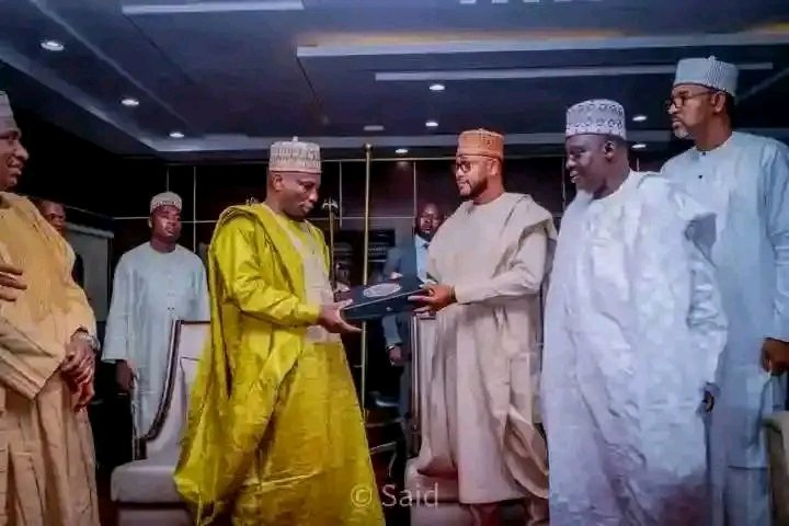 Munirassalafiy's tweet photo. The Deputy Governor of Zamfara State Sen. Hassan Nasiha has handed over the transitional documents to the incoming Governor, Dr @Dr_DaudaLawal today at the Government House in Gusau.
@Hurriya_DLD
#RescueZamfara
#DDLD https://t.co/OSG2etTd4q