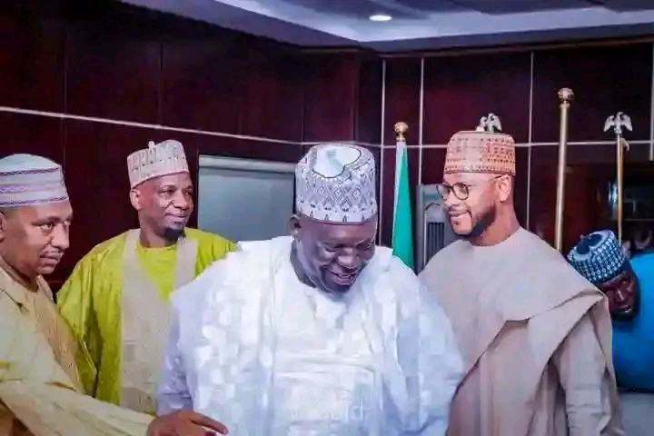 Munirassalafiy's tweet photo. The Deputy Governor of Zamfara State Sen. Hassan Nasiha has handed over the transitional documents to the incoming Governor, Dr @Dr_DaudaLawal today at the Government House in Gusau.
@Hurriya_DLD
#RescueZamfara
#DDLD https://t.co/OSG2etTd4q