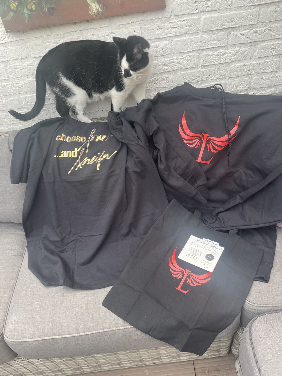 Awww,my Saturday just got better,look what just arrived !!!
Thank you so much @mjaddesigns for this beautiful GiVEAWAY😈
My little furball likes it too
I will be going in style to Magic Con!💜