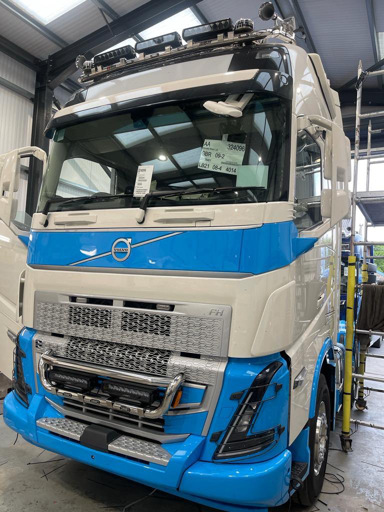 O5OGT's tweet photo. Finishing on a high &amp; cruising in to the bank holiday weekend ☀️😎

First pair of the new Volvo Trucks UKFH540’s 6x2 tags for our aggregate devision are nearing completion and having the obligatory bling fitted at Kelsa Truck Products https://t.co/MlHJg54WN8