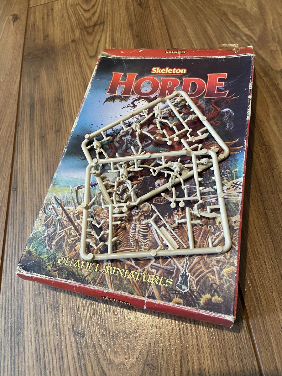 MrSaturdai's tweet photo. It still has sprues inside! #skeletonhorde https://t.co/c1erNJp4n0