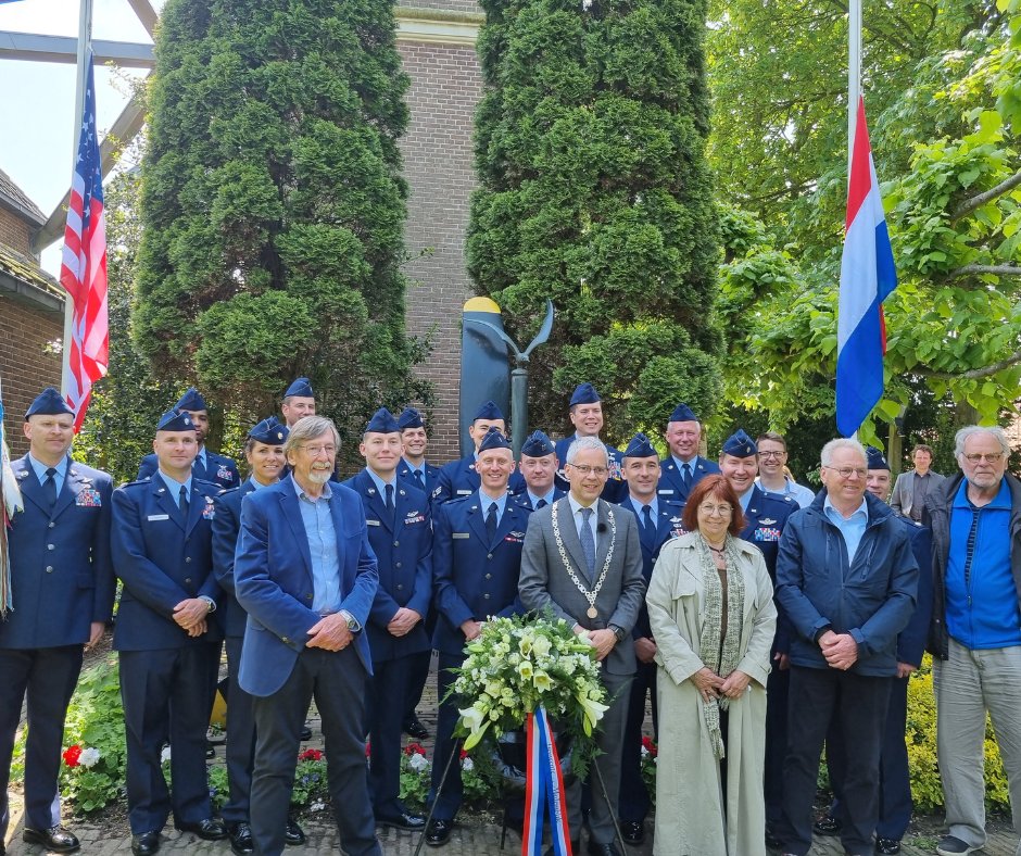 Vandaag vond bij het oorlogsmonument in Midwoud een bijzondere herdenking plaats. Een delegatie van het huidige 728 Airlift Squadron uit de Verenigde Staten bezocht de crashplek van de Lucky Lady.
Waarnemend burgemeester Dennis Straat legde een krans om respect te betuigen.