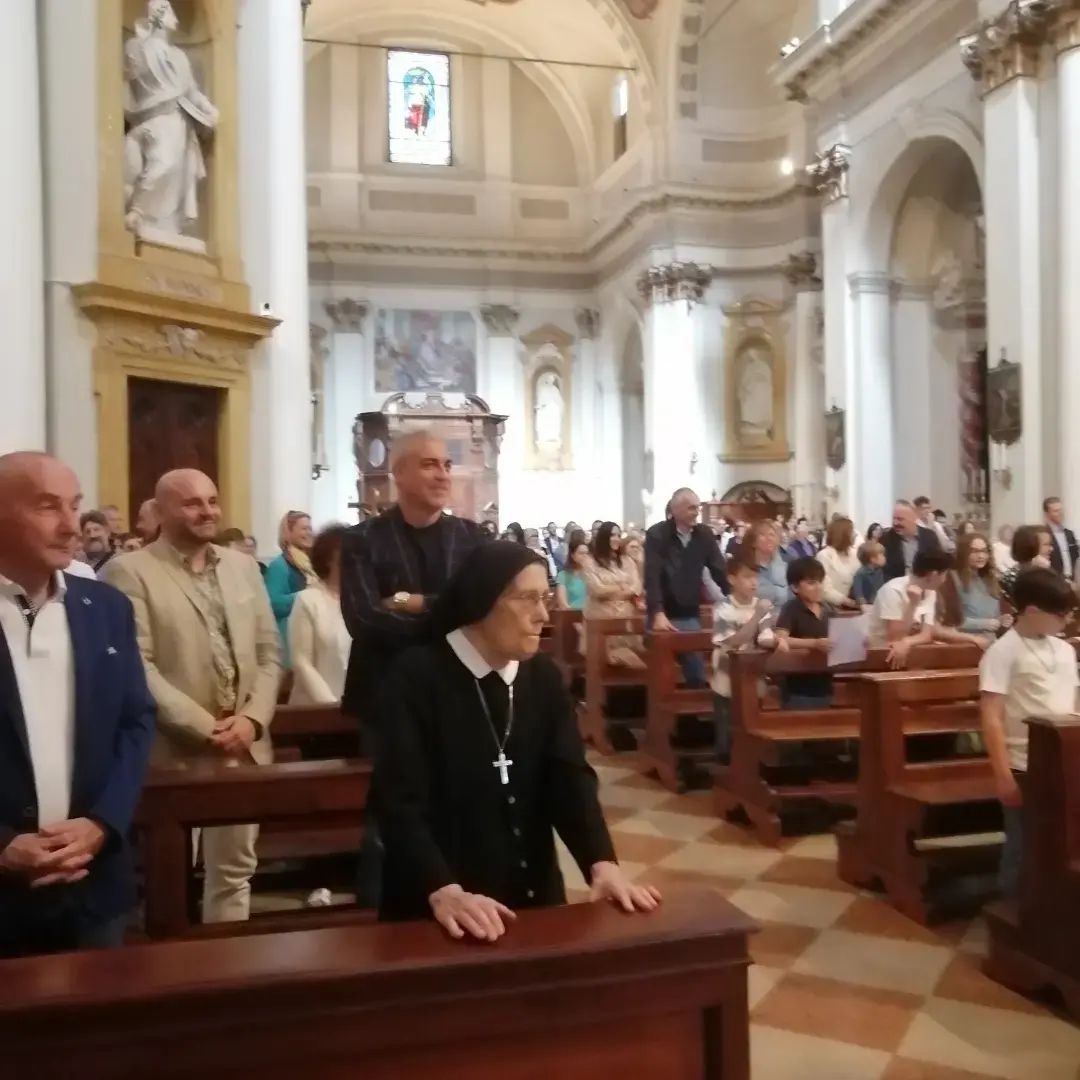 AnnaCaldara's tweet photo. S. MESSA di ringraziamento di fine anno scolastico alla Primaria paritaria del PAOLA DI ROSA di Lonato del Garda https://t.co/hrwGRgWZMp