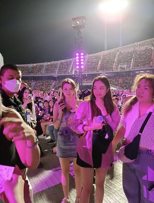 Awwww Bec holding cola bottle and Freen holding water bottle 😂😂😂😂😂😂😂😂😂😂😂