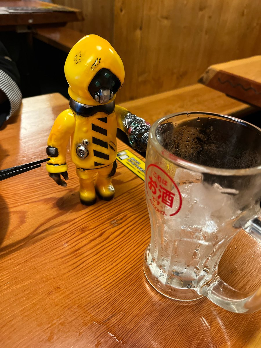 replaceb4asap's tweet photo. 鳥貴族で飲み会！
こないだ買ったTG BOYというソフビ。
バイオ感ありつつ、ケミカル感もあり、なおかつ少しデフォルメされてる研究員？よき！
＃TGBOY
＃true_gate_works https://t.co/VIpK4QgePp