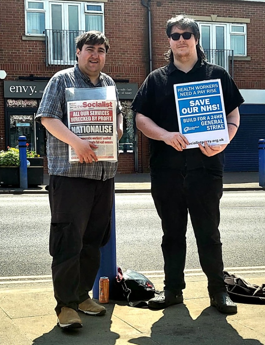 🚩🚩🚩Campaigning in the city centre today and in Halton yesterday in support of NHS workers strikes and an end to privatisation of public services

👉👉👉Check out the front page article from the Socialist here - socialistparty.org.uk/articles/11163…

#nhs #NHSPrivatisation #NHSStrikes #Leeds