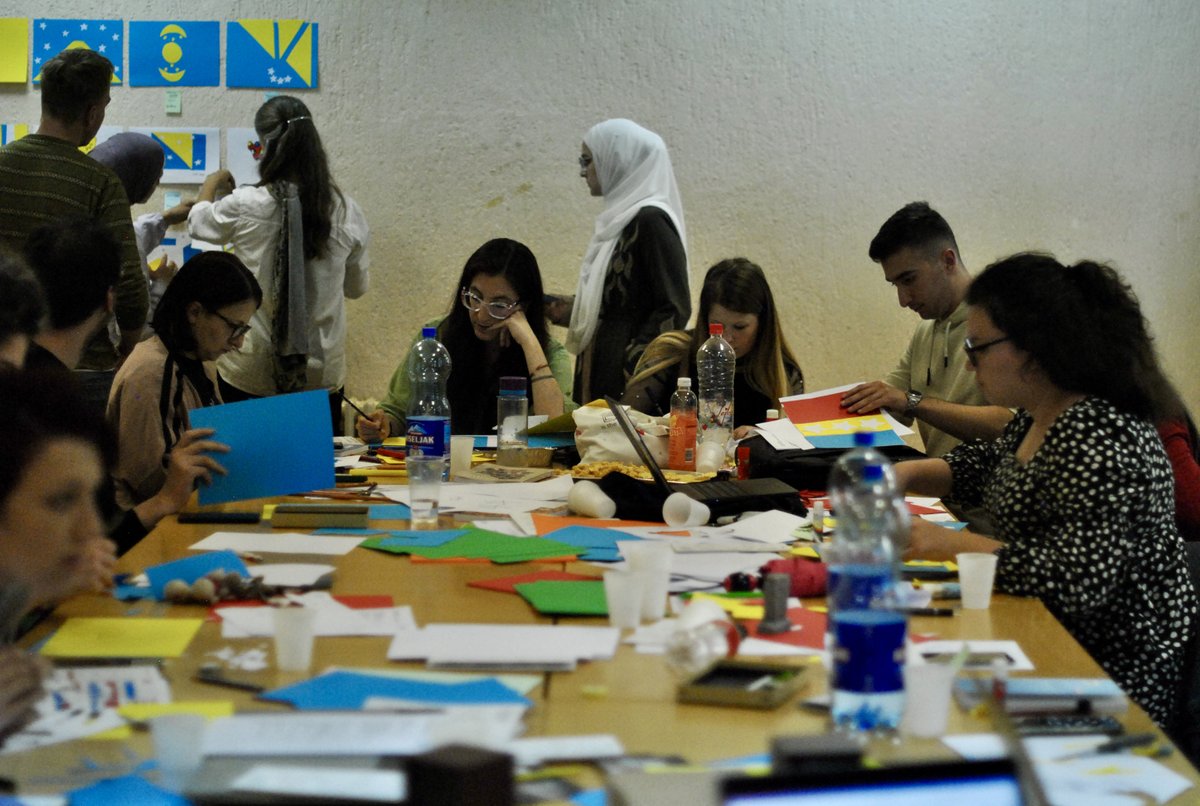 PCRCBiH's tweet photo. Day Two of @BalkanDiskurs  training had numerous interesting activities. The journalistic training looked at preparing article proposals and conducting interviews. The #SubjectiveAtlas group then drew up their interpretations of the 🇧🇦flag and underwent a mapping-exercise. https://t.co/SOsZdWtOjk