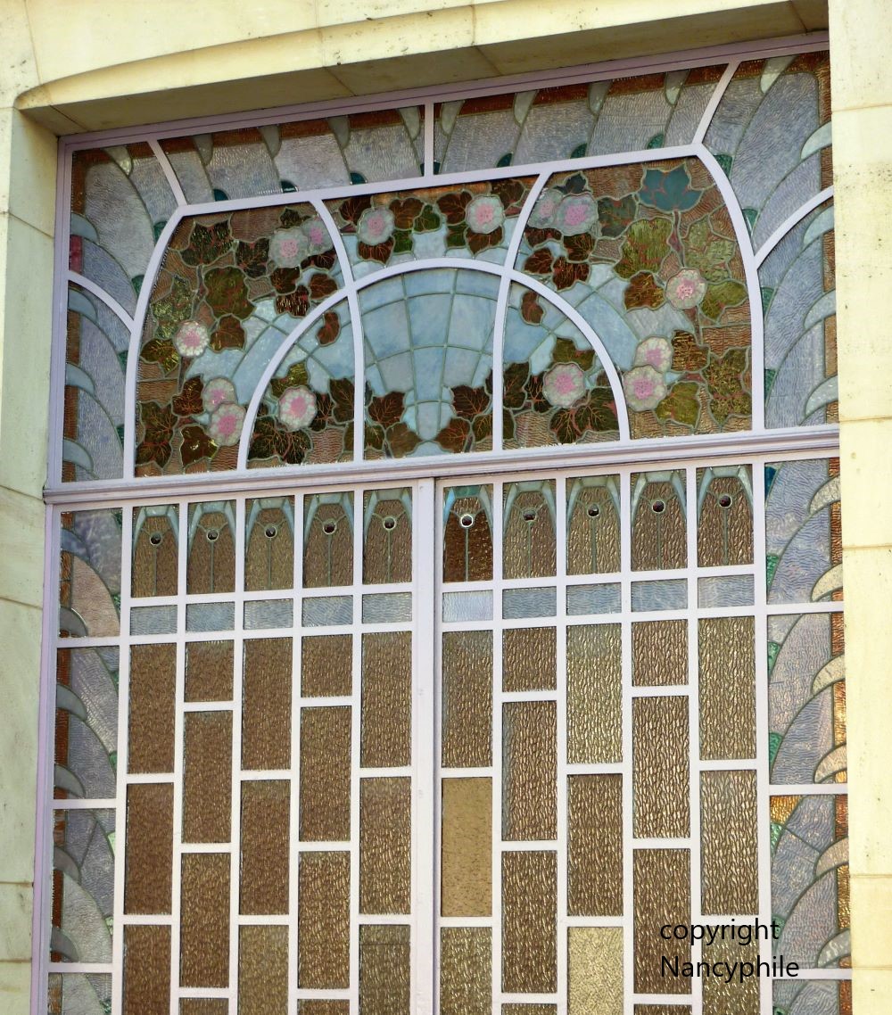 Art Déco Nancy. La corbeille de fleurs en céramique, pierre sculptée, vitrail ou fer, un incontournable de l'Art Déco. nancyphile.com Tout Nancy en un clic.