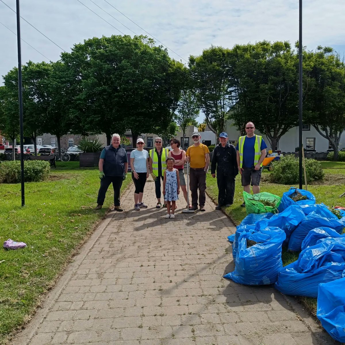 A huge thank you to the volunteers and committee members who turned up this morning to spruce up the Harbour Square in Rush. It was a big job but we are happy with the results.