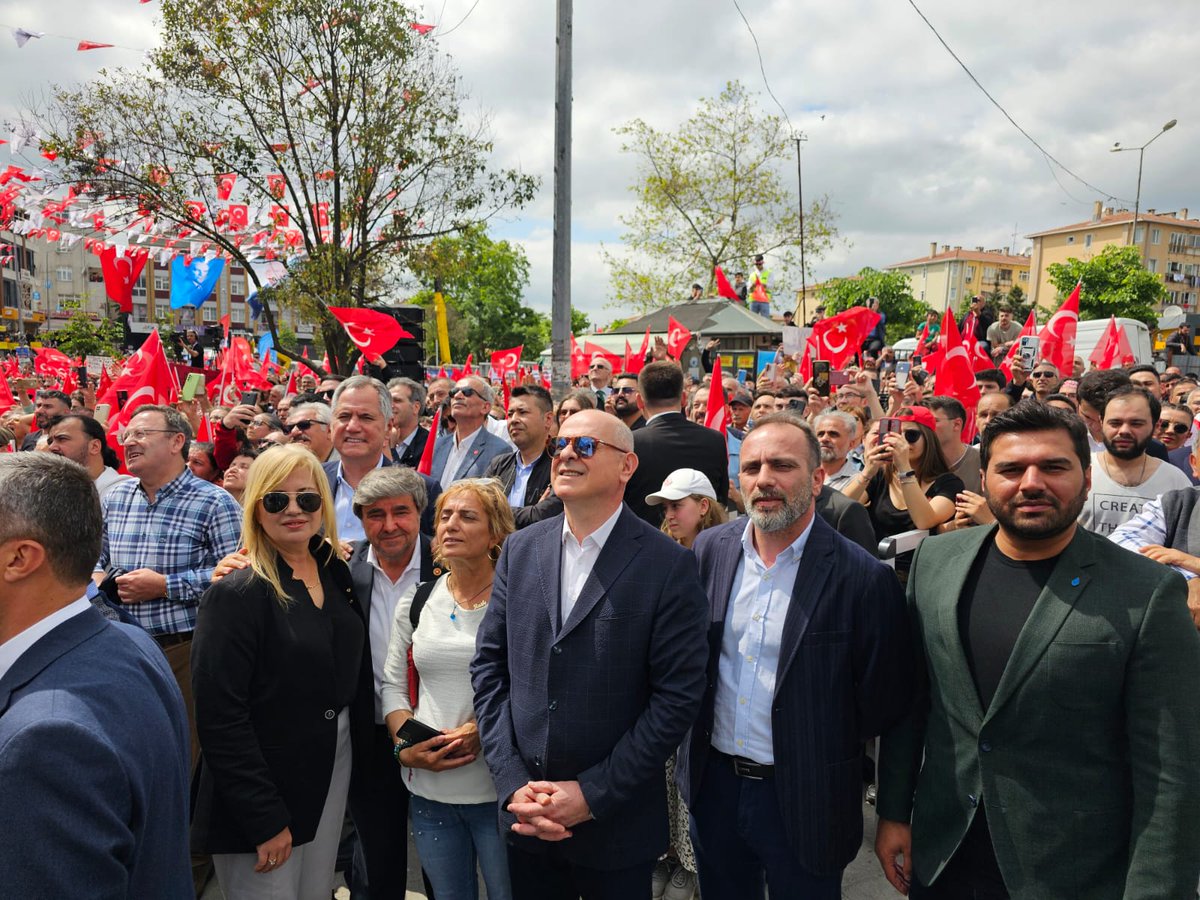 Seçime saatler kala, Eyüpsultan Yeşilpınar’daydık. Güzel bir gelecek için; özgür, demokratik ve çağdaş bir gelecek için; milletimizin kardeşçe yaşaması için; Oyumuz 13. Cumhurbaşkanımız Kemal Kılıçdaroğlu’na! #Yaparsınİstanbul #KararVer