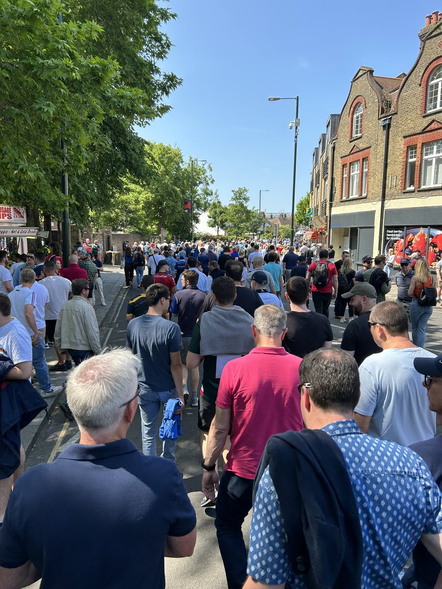 CallabyMatt's tweet image. The Twickenham walk. This is why rugby will always be a better spectator sport than football. Tens of thousands of people. Everyone wearing their team colours - even if their team isn’t playing. Young, old, families. No arguments, no police, no problems.