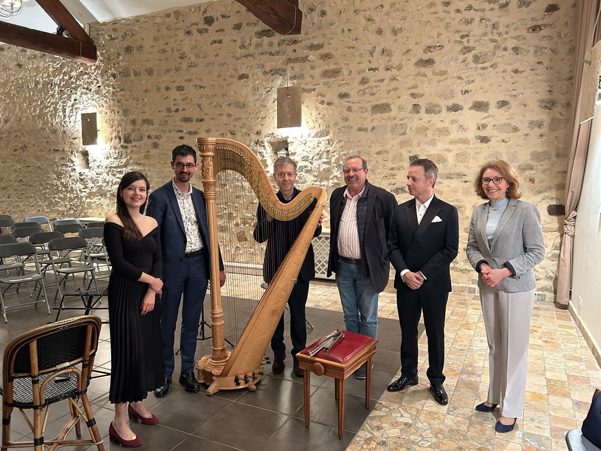 julienaguin's tweet photo. Hier soir, dans la salle du Moulin comble, ont joué Mathilde #Calderini, Marc #Coppey et Benoit #Wery, artistes internationaux dans le cadre des 8èmes rencontres internationales de la #Harpe en @iledefrance 

Merci à @NSBeaulnes Willy Delporte, Maire de Saint-Germain-Laxis et Président de @MVSTourisme et @ArnaudVdie de leur présence et de leur soutien à cette action.

Merci également à mes adjoints @FrancisRousset et Jacqueline Besnard pour leur présence et leur aide logistique importante. Merci à notre ami Victor Pedrazzini de nous avoir accueilli dans son domaine magnifique et parfaitement adapté à la #musique.

Conformément à nos engagements, nous avons décidé de créer une vraie programmation #artistique et #culturelle accessible à tous les #voisenonais sans distinction. 

Leur nombre important hier soir était la juste réponse à notre volonté.