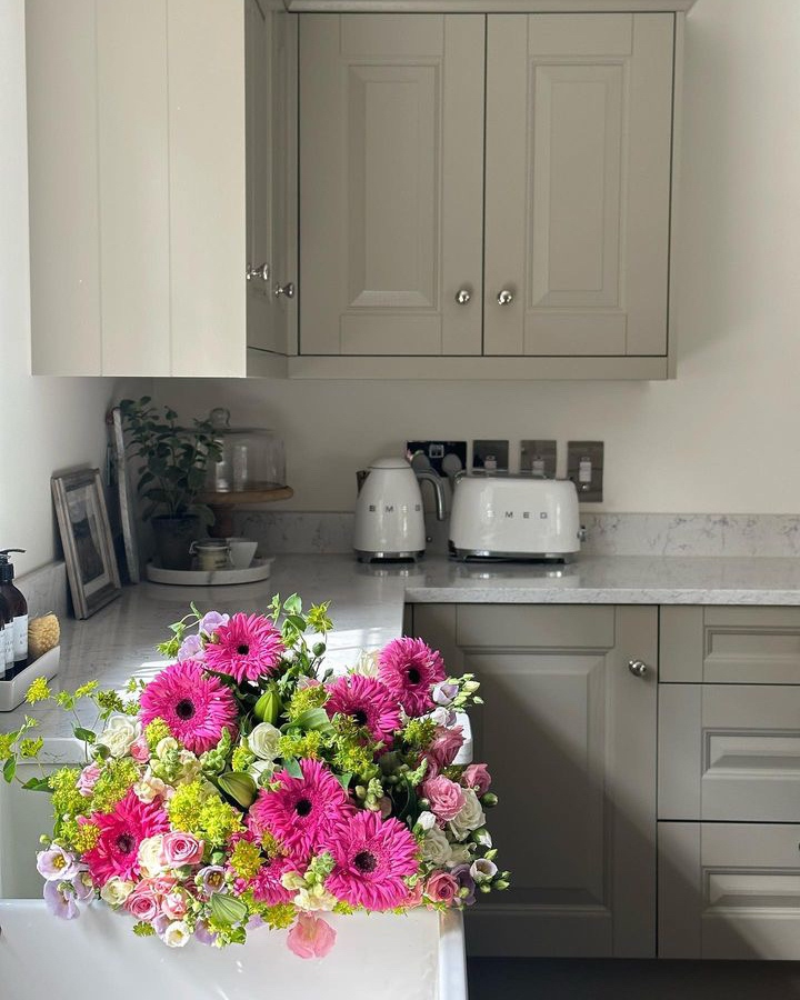 hauteflorist's tweet photo. Elevate your bank holiday weekend with a beautifully vibrant bouquet! ✨
#hauteflorist #luxuryflowers #haute #florist #londonflowers #interiordesign #interiorstyling #flowerdelivery #flowersubscription #eventflowers #luxuryeventflowers #wildflowerarrangements #asseeninvogue https://t.co/fwnF2kLkoD
