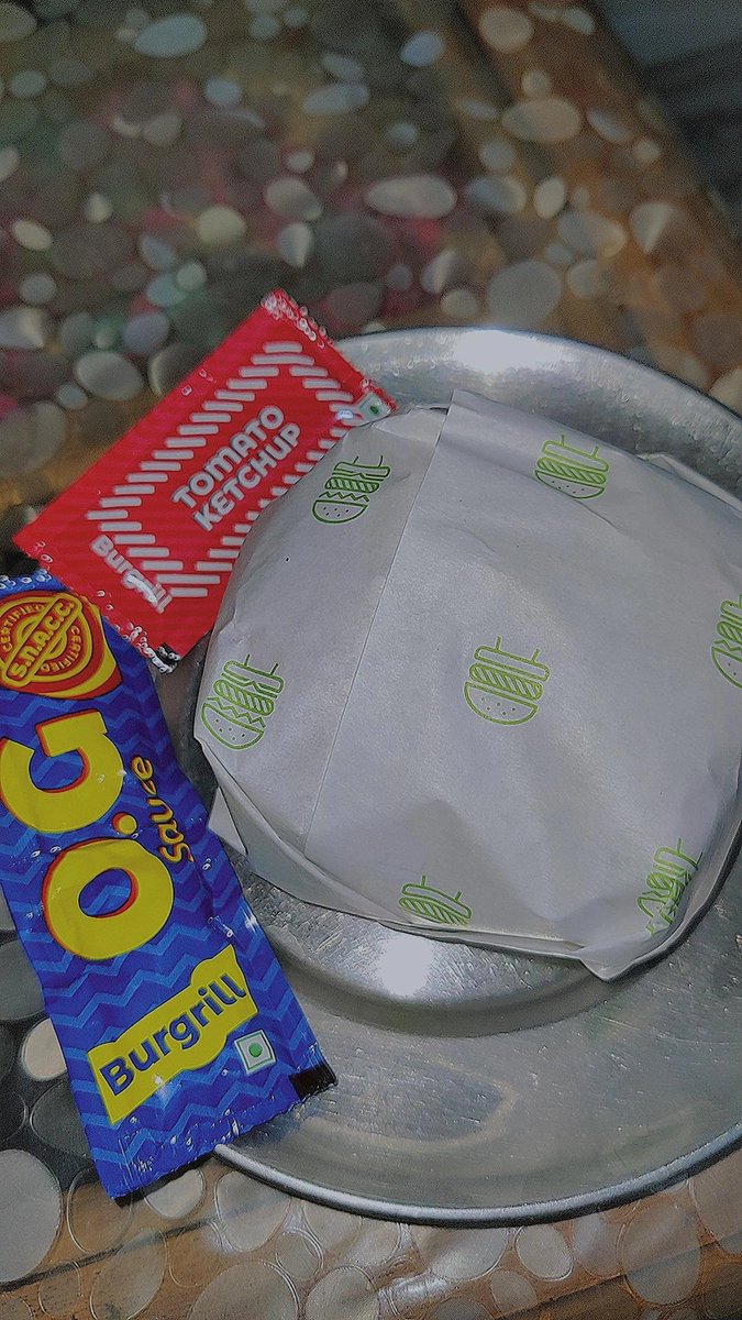 agarwalanmol_'s tweet photo. Kuchh Bhi le aao, khana to maine aise hi h π
#steelplatezindabad
#justmiddleclassthings
Btw @burgrillIndia 10/10 burger ππΌ https://t.co/VuKGug6iro