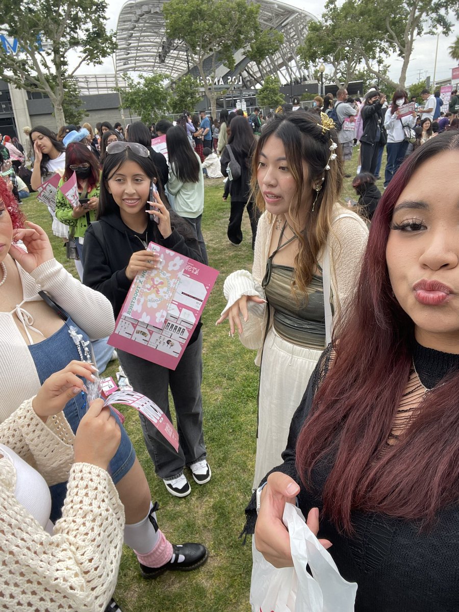 sugasooshi's tweet photo. HEYY MOA MOOTS! anyone trading with me, we are in the merch line! DM me to meet up or just come find me :) https://t.co/WKnh9oGGmT