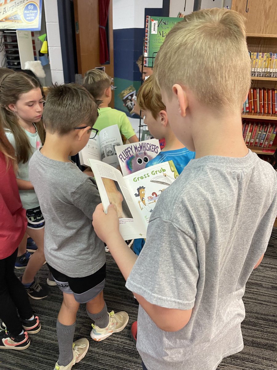 Last days of school we were able to give a free book to every BTE Wolf Pup for summer reading! It’s great to be a ⁦<a href="/BTEWolfPups/">BTE 🐾 Principal Vahle</a>⁩ !! ⁦<a href="/WSDinfo/">Wentzville Schools</a>⁩