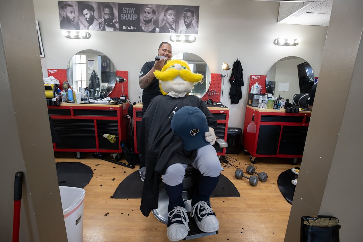 Rounding out #KindnessInMKE week, <a href="/DTrainn_23/">Devin Williams</a> took care of the people over at Gees Clippers! 

#ThisIsMyCrew
