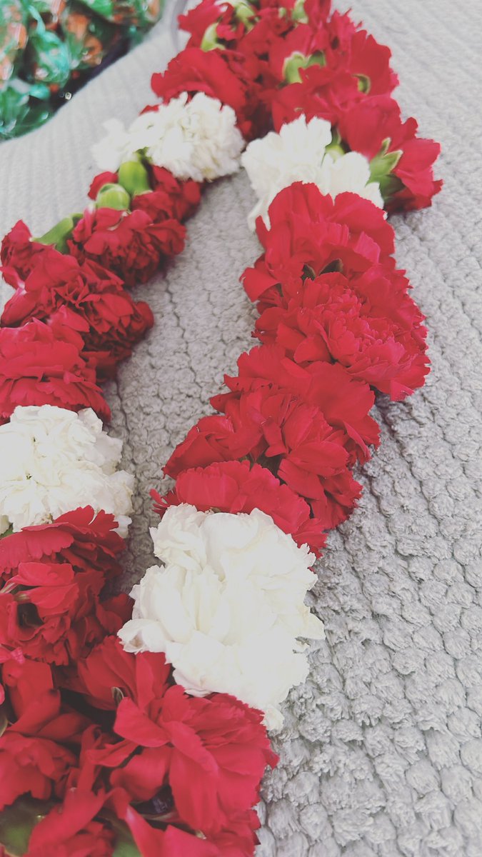 msmith_gmhs's tweet photo. Look at this beautiful Samoan lei 🥹 (I have no shame in my ugly crying face). Thank you Devan!! I’m so proud of you! https://t.co/F34W7lwDgK