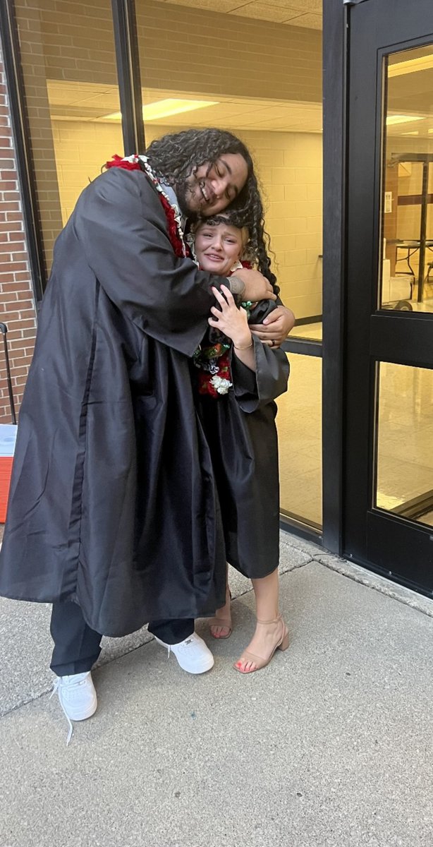 Look at this beautiful Samoan lei 🥹 (I have no shame in my ugly crying face). Thank you Devan!! I’m so proud of you!