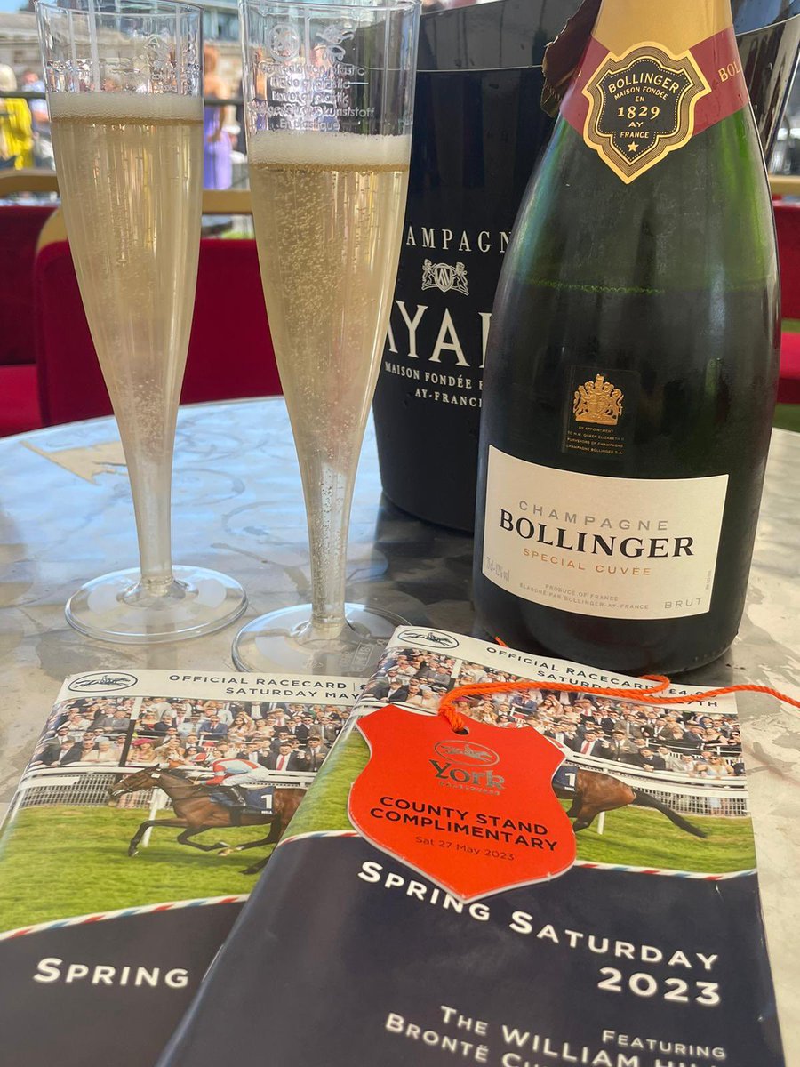 Miss_Strain_PE's tweet photo. Great way to start half term‼️ Summer hair, followed by a day at the races in the county stand #champagnebar #halftermdoneright #races #countystand #summerterm https://t.co/PXDtM7jiU9