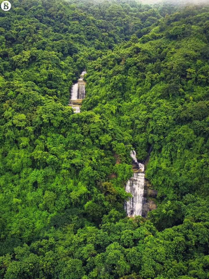 Beautiful Khaiyachora Waterfall
Sitakundu,Chittagong 🇧🇩
#travelbangladesh 
#waterfalls 
#touristspot
#chittagong