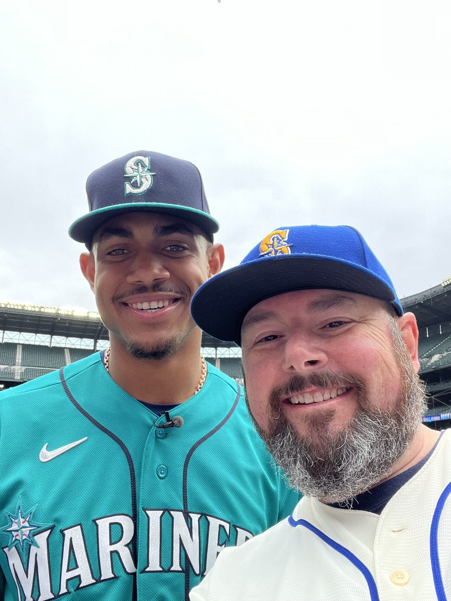 Worth getting up early for! Season Ticket Member Photo Day. Julio!! #WhereiRoot #SeaUsRise