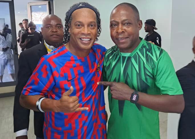 KalushaPBwalya's tweet photo. Was a privilege to have #superLegend ⁦@10Ronaldinho⁩ &amp; ⁦@FCBarcelona⁩ #Legends in #SuperbZambia #VisitZambia https://t.co/jbJ1D19uQF