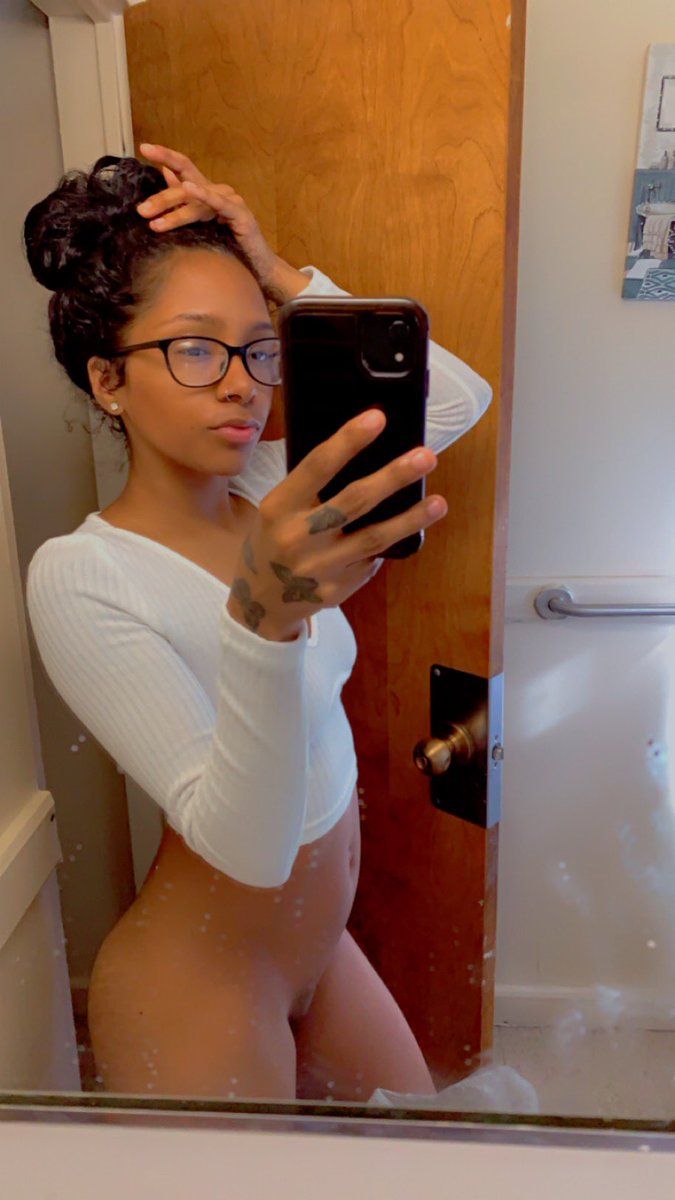 Slim_Babygirl22's tweet photo. retweet this post if you fw skinny girls 😚 https://t.co/EVnzkpVTfu