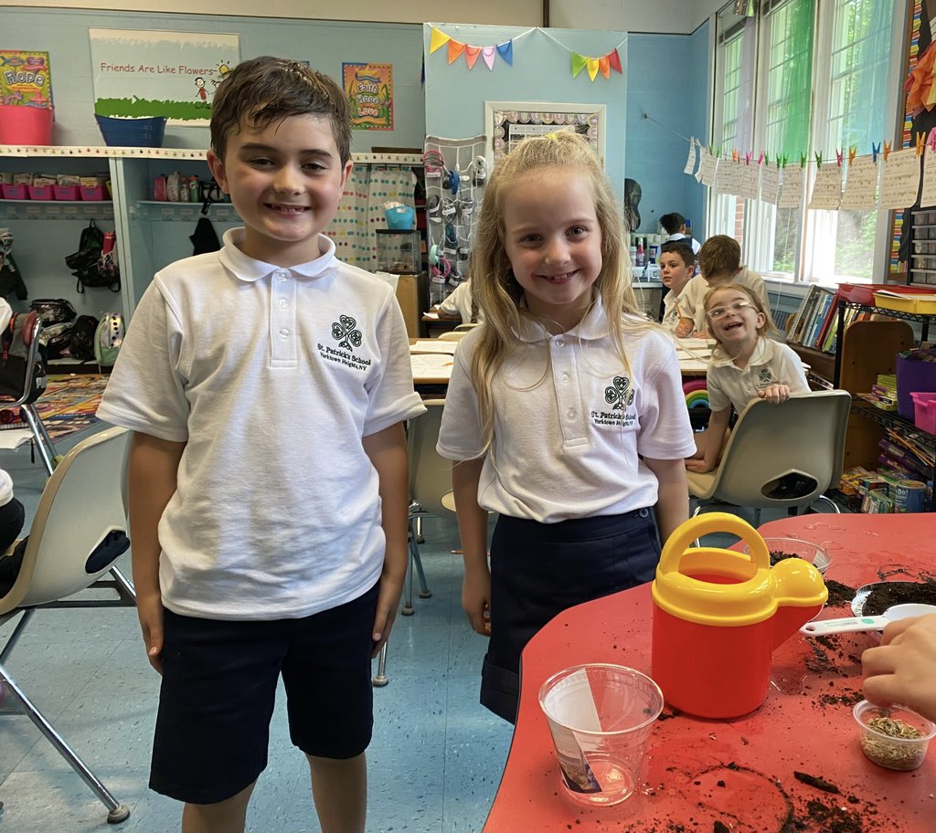 Escuelas Católicas NY (@escuelas_archny) on Twitter photo La clase de segundo grado de la Sra. Stellwagen de St. Patrick's School estuvo aprendiendo sobre plantas y ciclos de vida. Los estudiantes plantaron semillas y observaron su crecimiento.
¡Excelente manera de aprender haciendo!
📸: <a href="/StPatsYorktown/">St. Patrick School</a>
stpatricksschoolyorktown.org La clase de segundo grado de la Sra. Stellwagen de St. Patrick's School estuvo aprendiendo sobre plantas y ciclos de vida. Los estudiantes plantaron semillas y observaron su crecimiento.
¡Excelente manera de aprender haciendo!
📸: <a href="/StPatsYorktown/">St. Patrick School</a>
stpatricksschoolyorktown.org