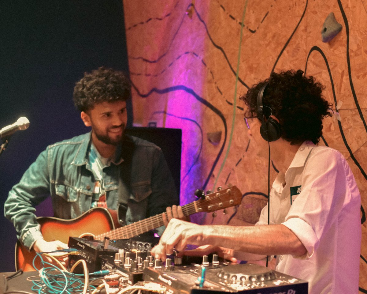 What is happening?! Me pregunta Twitter y mejor preguntarles a estos cracks de crypto músicos <a href="/FedeWSalas1/">Fede W Salas</a> e <a href="/ignaluna98/">Igna Luna</a> que estuvieron musicalizando.