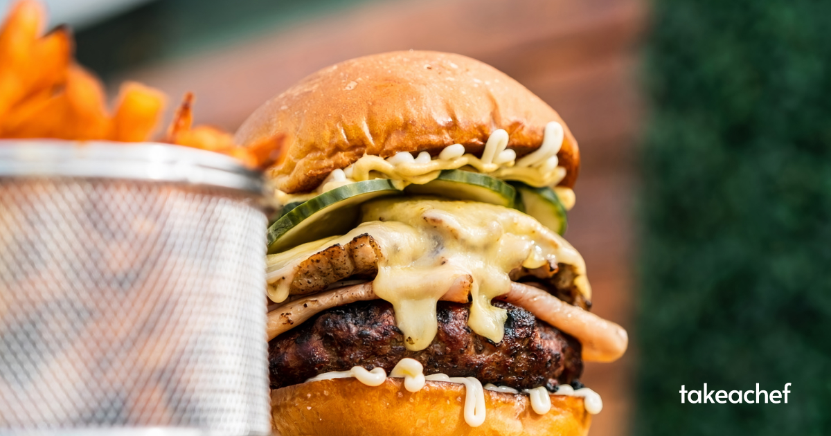 takeachef's tweet image. Whether you&apos;re a fan of classic cheeseburgers, adventurous with exotic flavors, or prefer plant-based options, our chefs will customize the burger of your dreams.🍔📷 #PrivateChef #TakeAChef