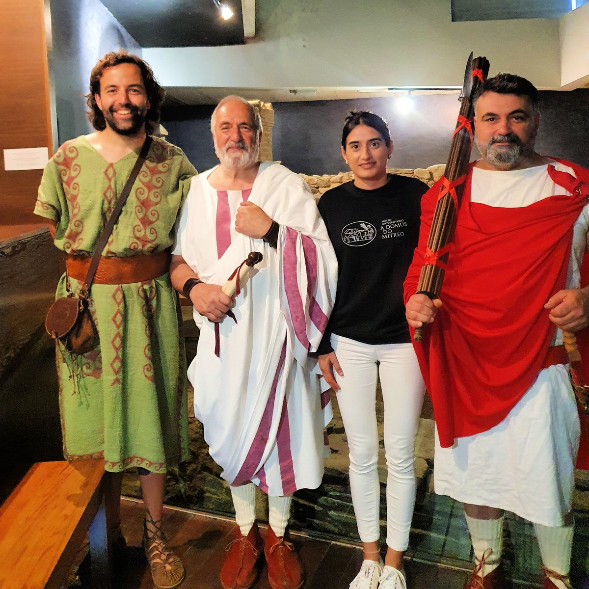 guido_guia's tweet photo. Penúltimo paseo do 2023 con Paulo Fabio Máximo e Güidox 😊 Visita á sala Porta Miñá, ó mural da galaica #Copora obra de #Yoe33, e a Domus do Mitreo. Grazas a Iosune Larrinoa, a Mirian Parajes e a Jesús Coello pola súa axuda, e a Ana Dopazo por algunhas destas fermosas fotos! 😍 https://t.co/mKh5DyjM2u