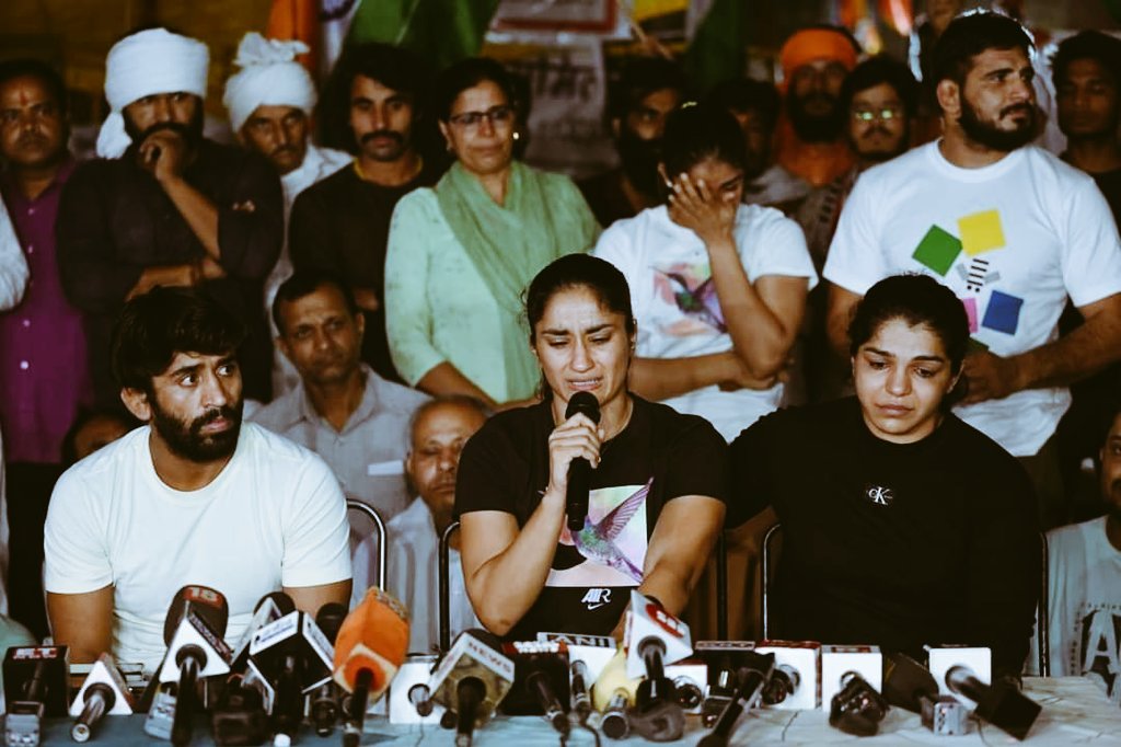 Warriorsclub_X's tweet photo. जब से विनेश फोगाट की आँखों में आँसू देखे हैं, अंदर एक घुटन और पीड़ा हो रही है,सोना तो दूर आँख तक बन्द नहीं हो रही है! 
आधी रात को एक बेटी दिल्ली की सड़कों पर रो रही है तो किसको नींद आयेगी!🥺
तानाशाह तेरे हर जुल्म का हिसाब होगा,इन एक एक आँसू का बदला लिया जायेगा😢🥺 @Phogat_Vinesh https://t.co/HBQv2cS8Vk