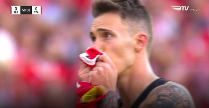 Grimaldo em lágrimas na despedida

Beijou o símbolo do Benfica e mostrou a sua camisola aos adeptos.