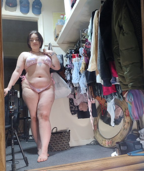 Feet or ass? https://t.co/cIBYq1BFPT