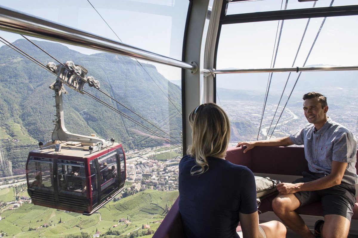 ⛰🚠 The #cablecars in #SouthTyrol are starting into the summer season. Get up into the mountains and enjoy the view while hiking, biking or on the many mountain huts. link.suedtirol.info/cable-cars