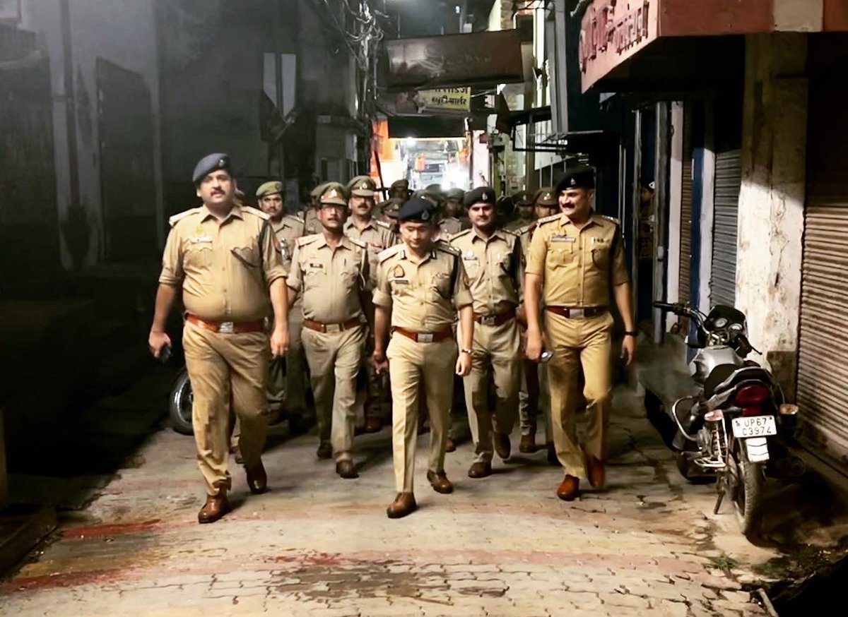 DIG Range VNS Sir - SP CDI Sir
#Footpatrolling #uppolice