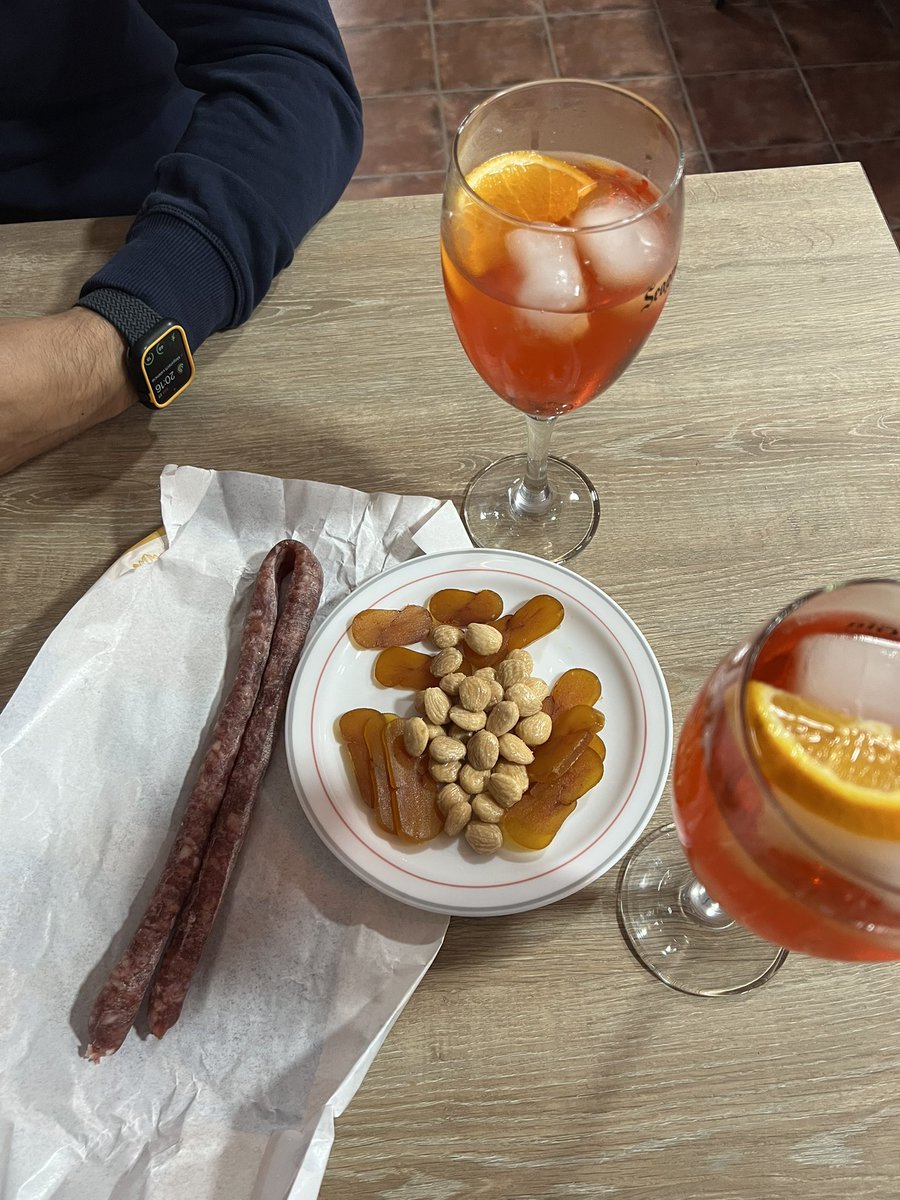NereaCarrio's tweet photo. Nada mejor que los aperitivos en el pueblo. Mate también opina lo mismo. https://t.co/tFiVwbkhIX