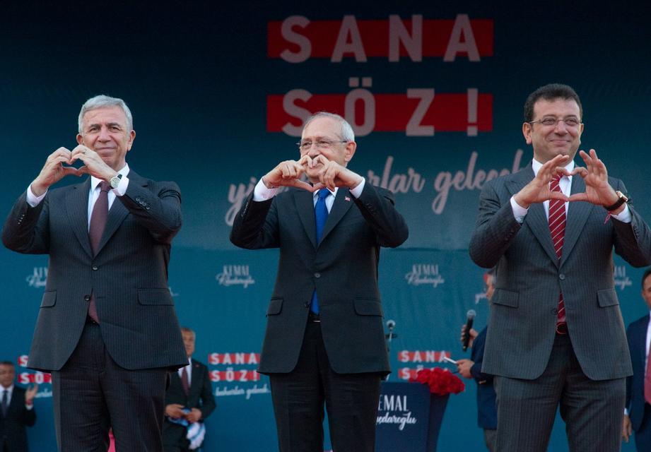 "O gün" geldi çattı.
Türkiye'mizin, geleceğimizin kaderini, vereceğimiz oylarla belirleyeceğimiz o gün.

Yarın, nefret ve sevgi arasında bir seçim yapacağız;
ötekileştirmeyle birleştirme arasında,
kavgayla barış arasında...

Kadınları sahiplendireceklerini söyleyenler, anayasanın