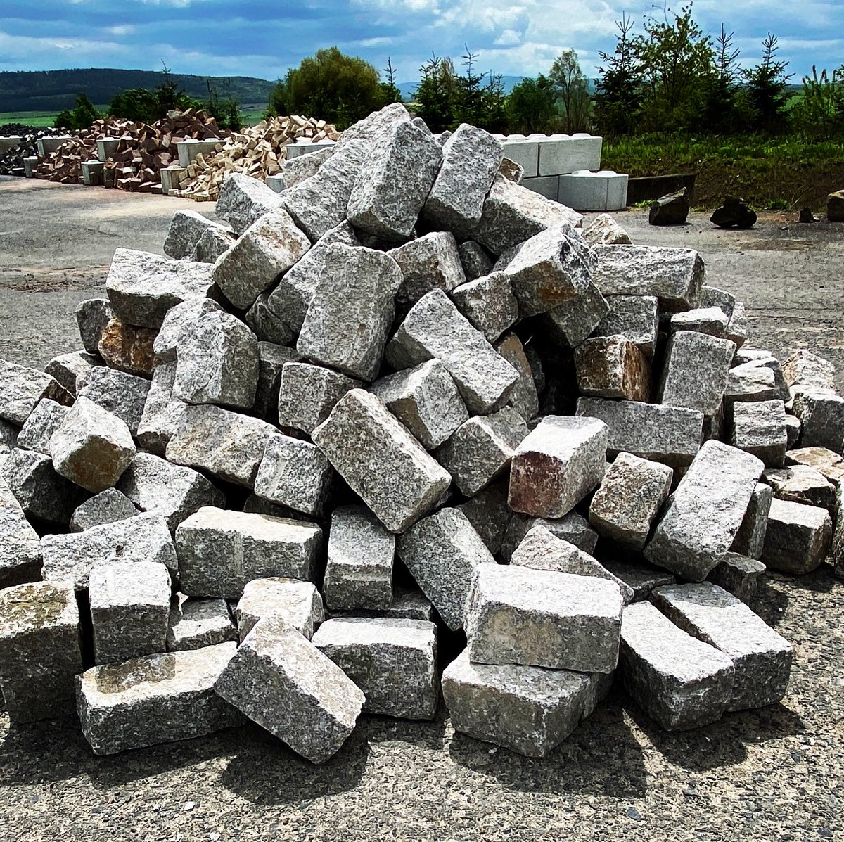mhinbs's tweet photo. Unser Sortiment wächst Bei uns am Standort #Großenlupnitz bei #Eisenach kaufen Sie: #Mauersteine aus #Granit hell.

https://t.co/pNkVMUY7c0

#natursteinfürhausundgarten 
#naturbaustoffeundmehr https://t.co/KatAJS4PGI