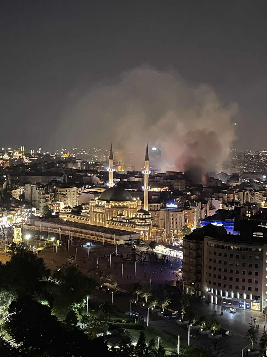 Taksim’de büyük yangın var. #yangin #taksim