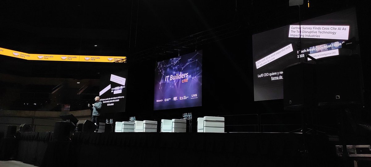 Antuan33's tweet photo. "No se trata de lo que la tecnología puede hacer sino de lo que se necesita que haga" remarcó @robertouy en #ITbuilders https://t.co/cOq3oaMcpx