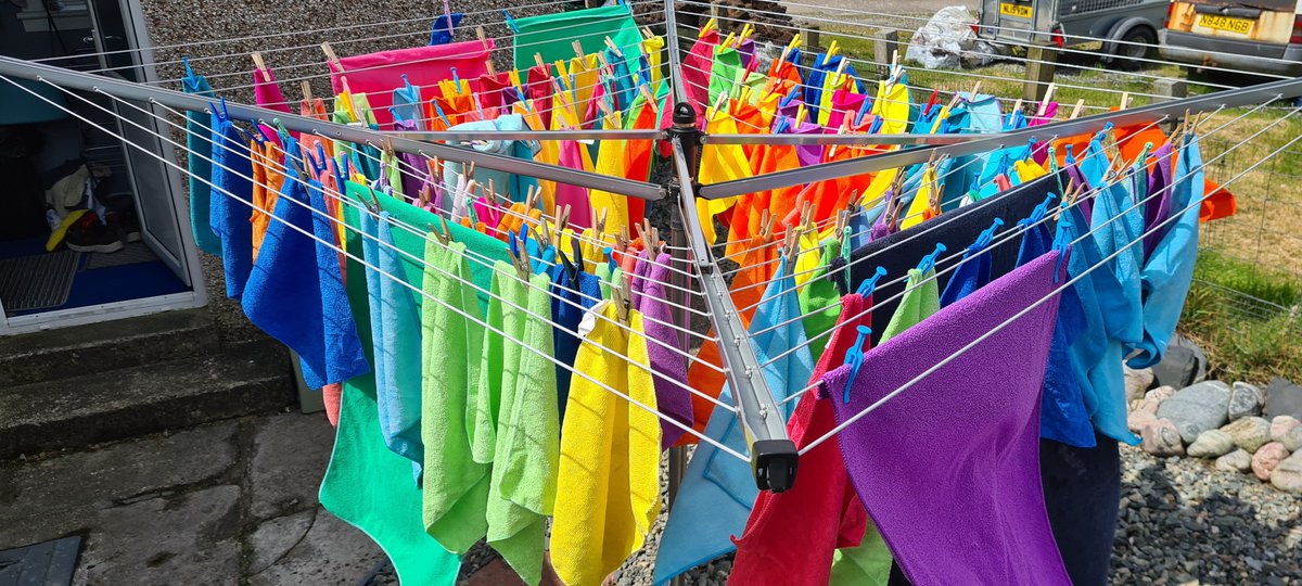 nicillemhoire's tweet image. It's that time of year, car cloths on the line.... Looks like a rainbow 🌈 

#Washing #LineDried #Rainbow