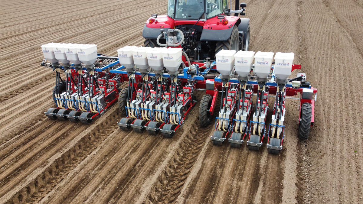 20 years between the 2 photos. Different field, different tractor, different drill, same owner, same operator, same manufacturers.  Not many companies can do that!! <a href="/HuntapacProduce/">Huntapac Produce 🥕</a> <a href="/croal85/">Mark Croal</a>