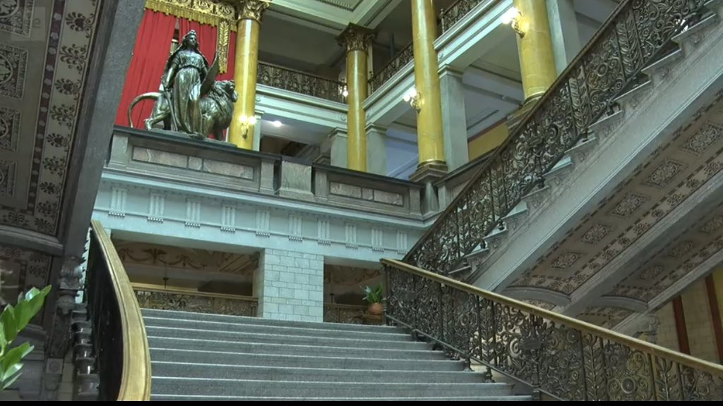 Tytär: Mitä isi katsoo?
Isä: Säätytalon portaikkoa
Tytär: Onko toi susta muka kiinnostavaa?
#hallitusneuvottelut #jännätpaikat