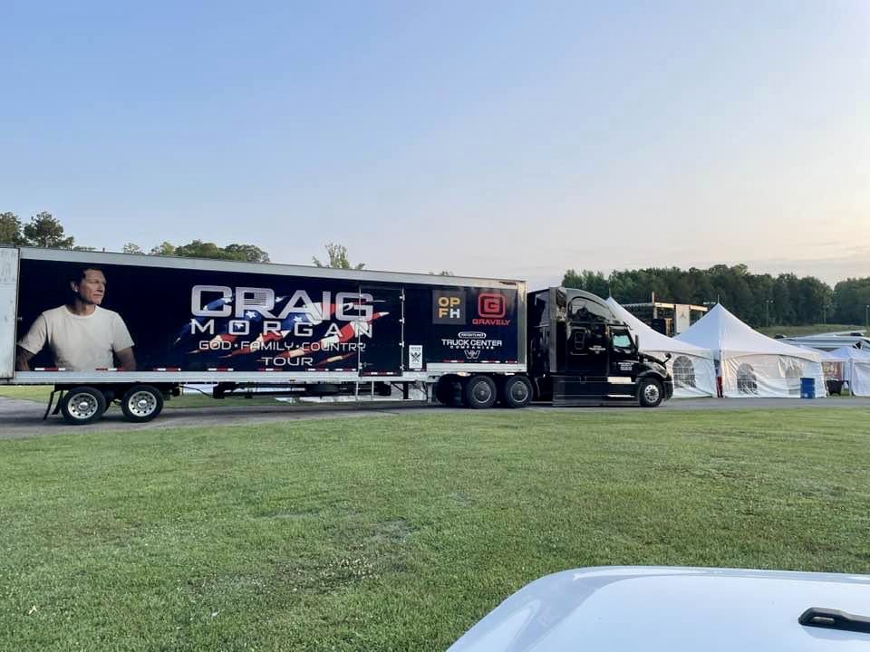 WoodstockAL's tweet photo. Welcome to #Woodstock Craig Morgan! After this show, @cmorganmusic is headed to DC to sing at the National Memorial Day Parade. #thisisalabama https://t.co/uBokDMCCym https://t.co/DSDDwlJd1T