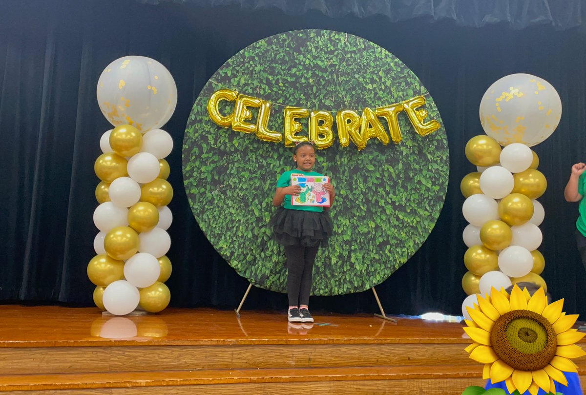 Zavala16Ruth's tweet photo. I am one proud mama. Gianna earned  honor roll at the awards ceremony . Although at beginning it was difficult but she kept  going and doing her best. #proudmama #1stgd  #awardsceremony #honorroll #aldineisd https://t.co/lGixVDpSGf