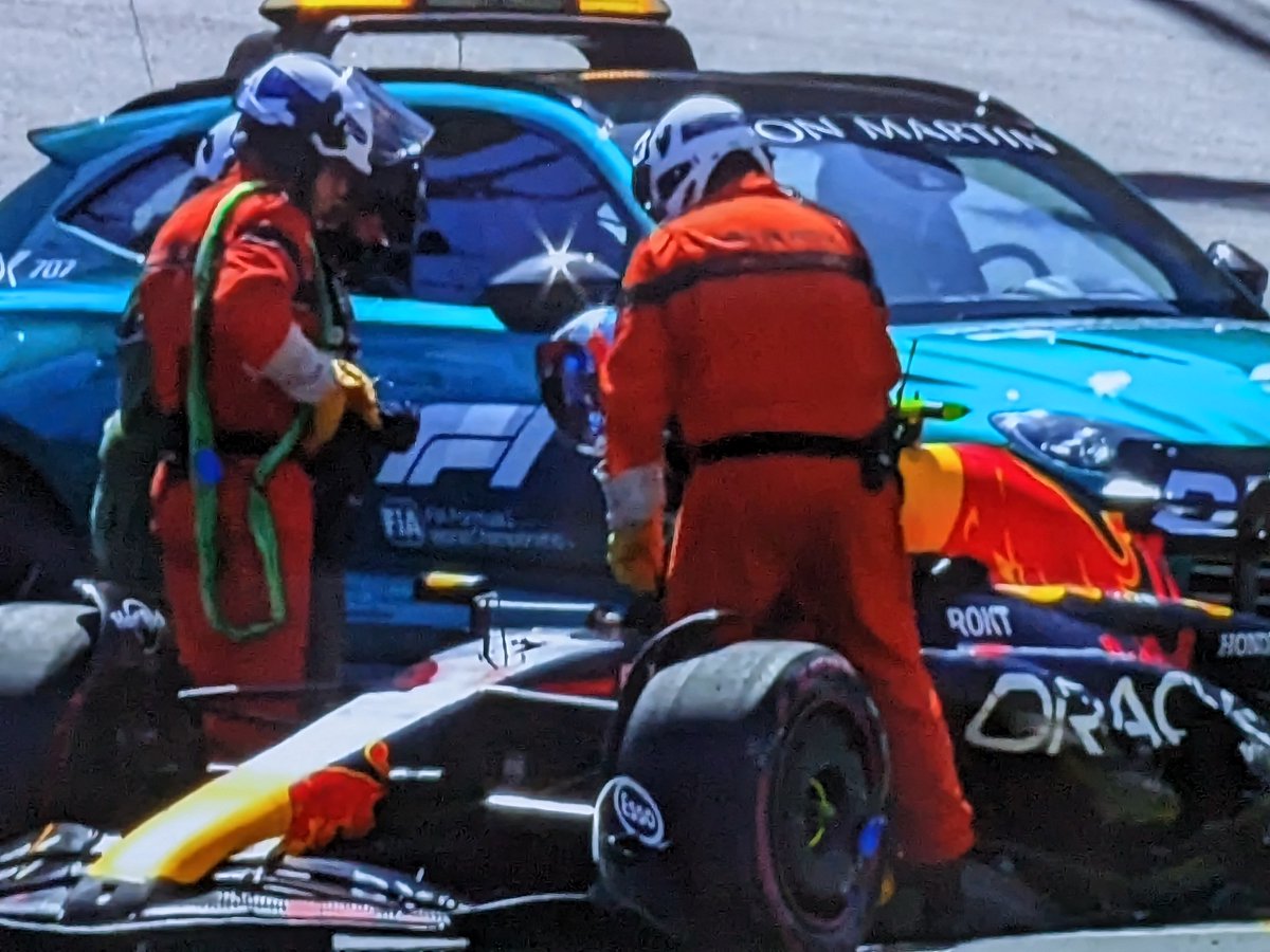 "El que la hace la paga" o la brujería de Alonso está surtiendo efecto 😂😂 Checo Pérez fuera de la carrera.
#Formula1 #FernandoAlonso #Alonso #checopérez #Monaco