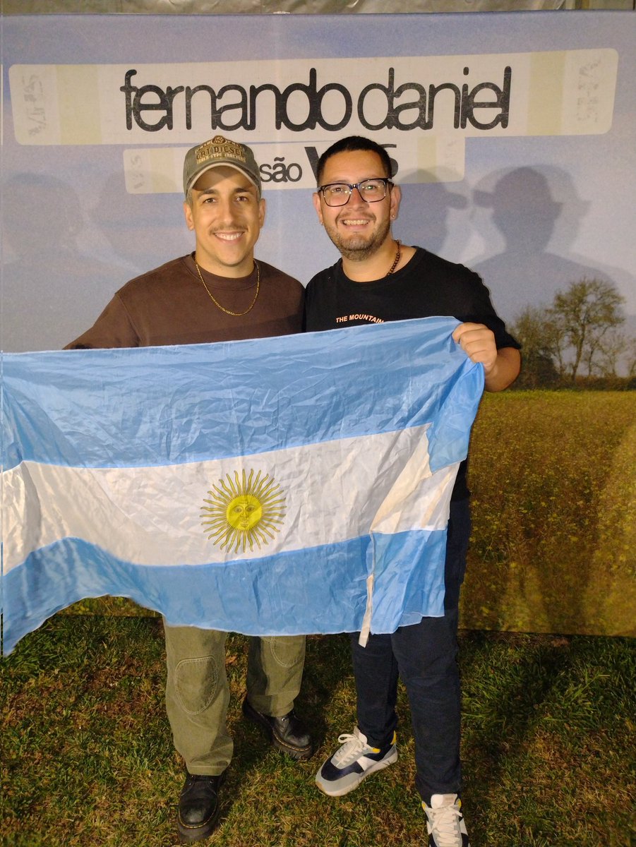 Josele_Castro's tweet photo. Cheguei ao Porto há 4 meses e nunca imaginaria tudo o que vivi ontem, ainda não consigo acreditar, conheci o meu maior ídolo, e ele tinha a humildade dos grandes, brigado @oFernandoDaniel Posso jurar que fui o homem mais feliz do mundo, do Porto à Argentina #VHS #Metade  🇵🇹🇦🇷 https://t.co/9nOfAq54ru